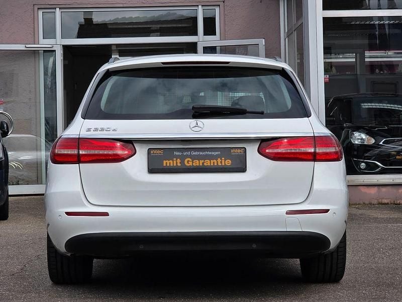 Gebraucht Mercedes E220 194 PS (142 kW) 2019 Weiß Kombi
