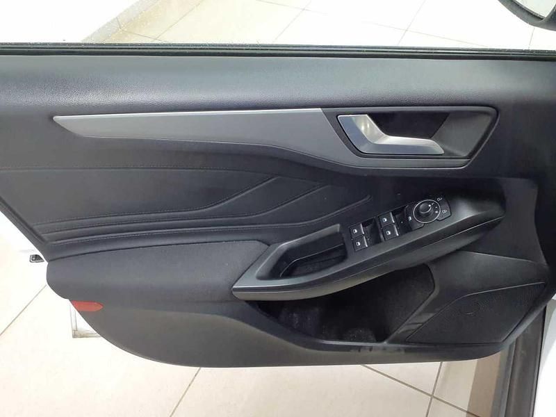 Usado Ford Focus Cool & Connect 120 CV (88 kW) 2022 Blanco Familiar