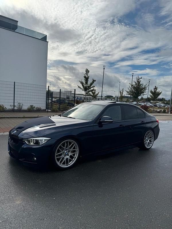 Blau Gebraucht 2017 BMW 330 Shadowline Limousine | 19.800 € (Fairer Preis) - Bild 1/4