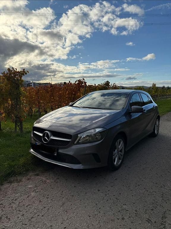 Grau Gebraucht 2017 Mercedes A180 Urban Limousine | 14.300 € (Guter Preis) - Bild 1/4