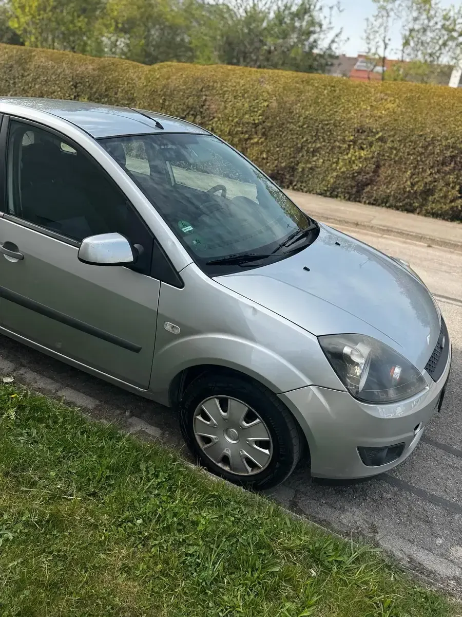 Gebraucht Ford Fiesta 105 PS (77 kW) 2008 Silber Kleinwagen