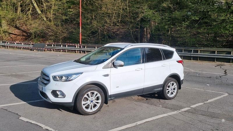 Weiß Gebraucht 2018 Ford Kuga SUV | 14.000 € (Fairer Preis) - Bild 1/4