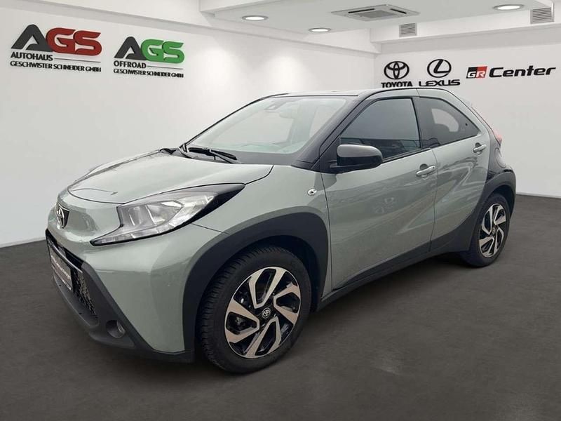 Urban khaki / night sky black Gebraucht 2024 Toyota Aygo X Team SUV | 14.990 € (Guter Preis) - Bild 1/4