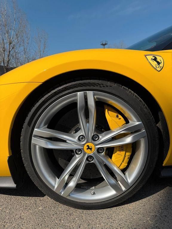 Second-hand Ferrari 296 829 CP (609 kW) 2023 Galben