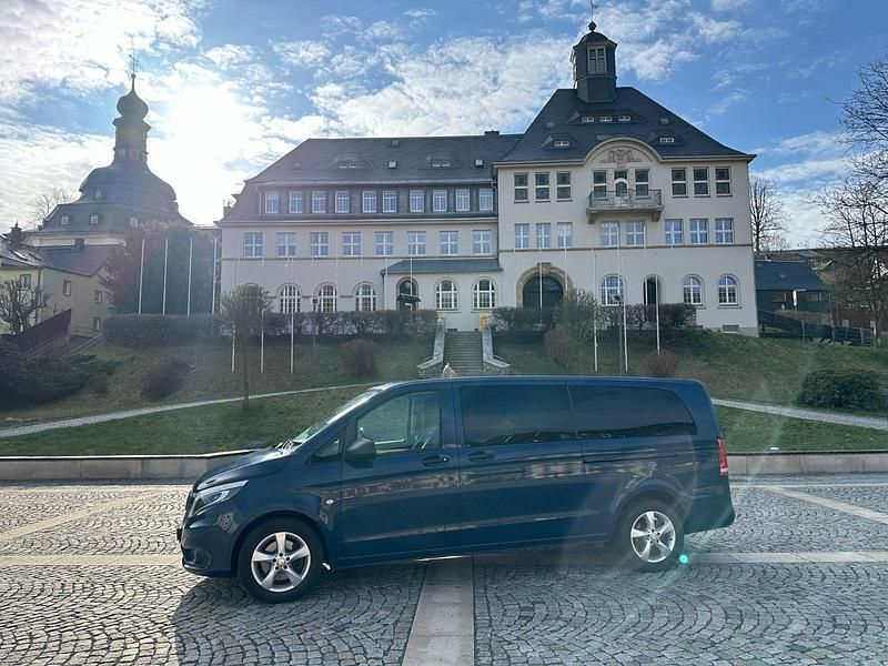 Blau Gebraucht 2018 Mercedes Vito Van / Kleinbus | 32.900 € (Etwas zu teuer) - Bild 1/4