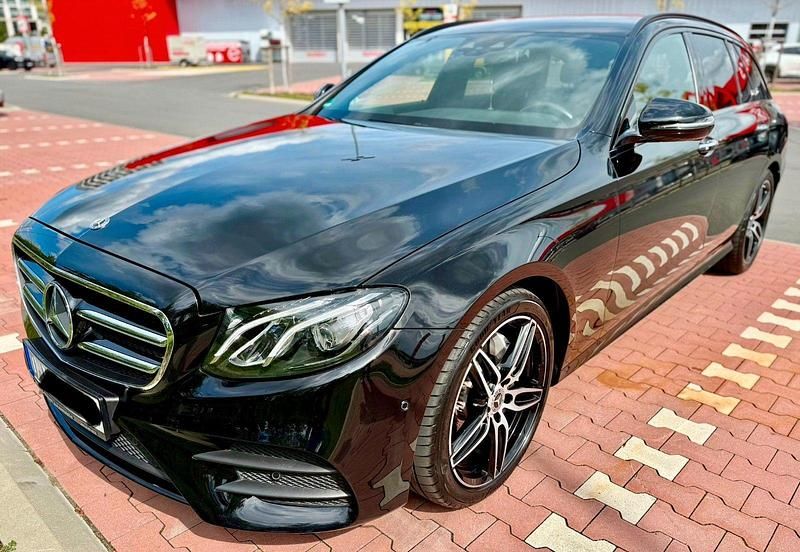 Schwarz Gebraucht 2020 Mercedes E200 AMG line Kombi | 28.700 € (Guter Preis) - Bild 1/4