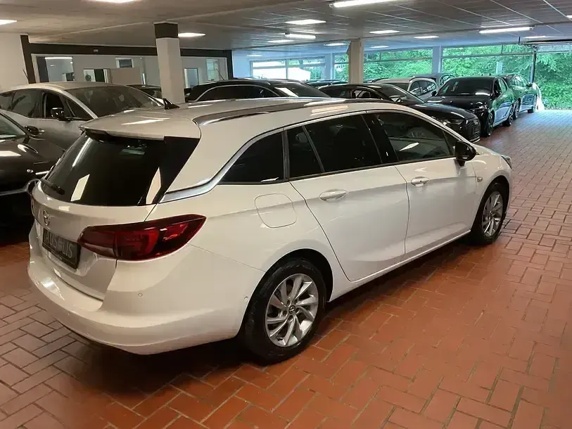 Używany Opel Astra Elegance 130 KM (95 kW) 2022 Biały Hatchback