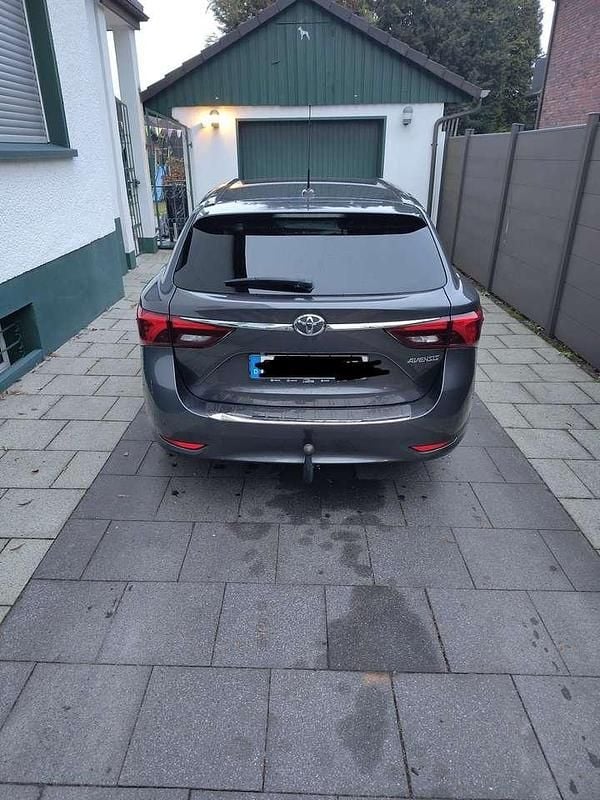 Gebraucht Toyota Avensis Multidrive S 147 PS (108 kW) 2018 Grau Kombi