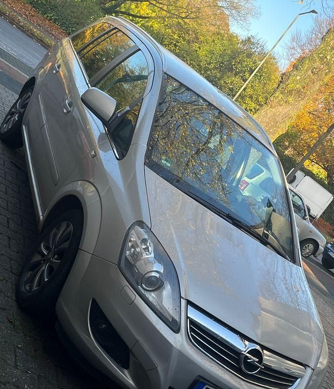 Silber Gebraucht 2009 Opel Zafira Family Van / Kleinbus | 2.599 € (Guter Preis) - Bild 1/4