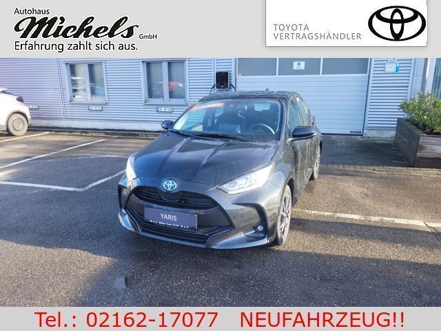 Schwarz Neu 2024 Toyota Yaris Hybrid Comfort Limousine | 28.770 € (Teuer) - Bild 1/4