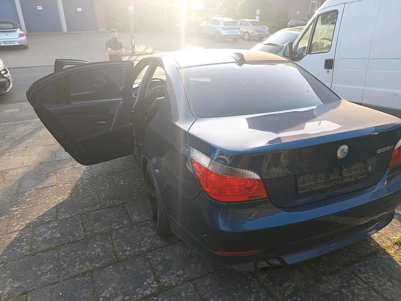 Gebraucht BMW 523 177 PS (130 kW) 2005 Blau Limousine
