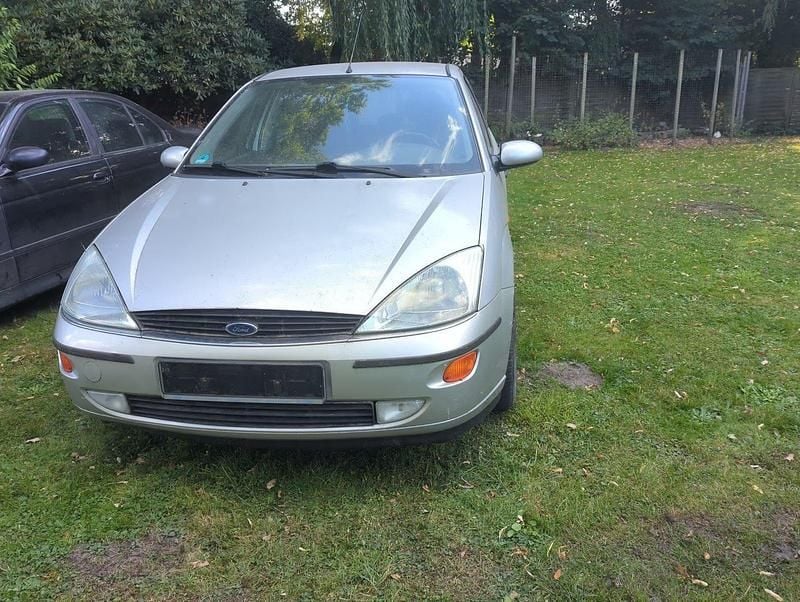 Gebraucht Ford Focus Ghia 115 PS (84 kW) 2001 Silber Limousine