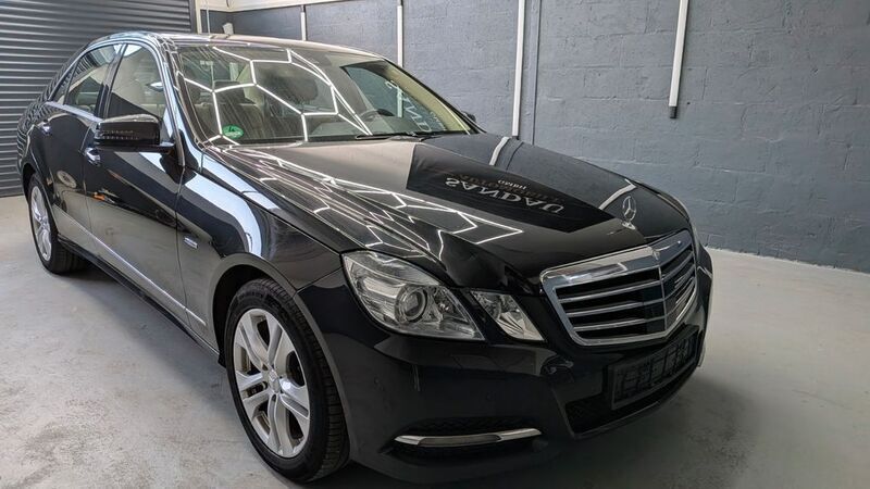 Schwarz Gebraucht 2010 Mercedes E300 Limousine | 8.999 € (Guter Preis) - Bild 1/4