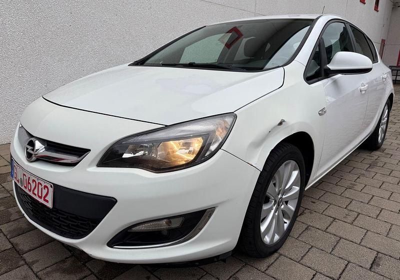 Weiß Gebraucht 2013 Opel Astra Selection Limousine | 3.490 € (Superpreis) - Bild 1/4