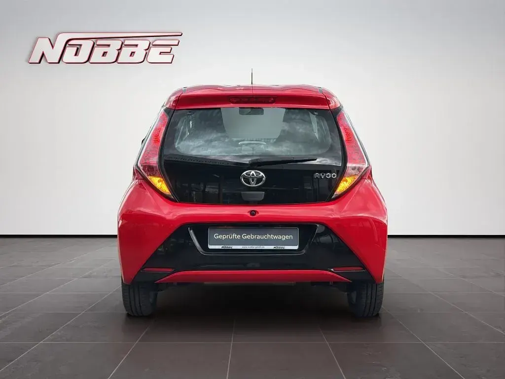 Gebraucht Toyota Aygo X-play 69 PS (50 kW) 2016 Vulcanorot Kleinwagen