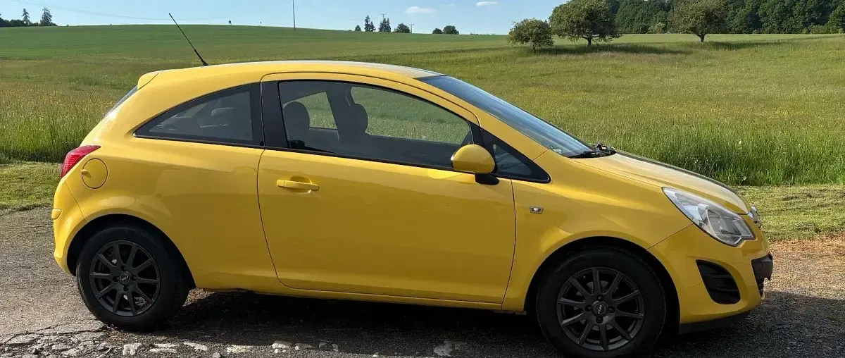 Gebraucht Opel Corsa Edition 69 PS (50 kW) 2012 Gelb Kleinwagen