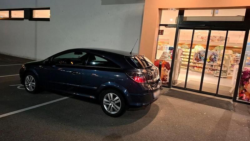 Gebraucht Opel Astra GTC 116 PS (85 kW) 2010 Blau Limousine