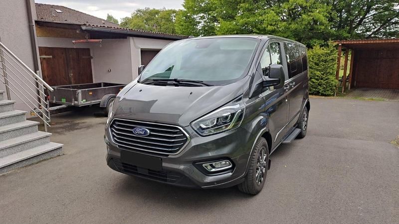 Grau Gebraucht 2019 Ford Tourneo Custom Titanium X Van / Kleinbus | 31.500 € (Guter Preis) - Bild 1/4