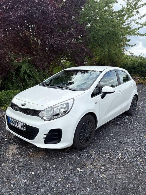Weiß Gebraucht 2017 Kia Rio Limousine | 8.400 € (Fairer Preis) - Bild 1/4