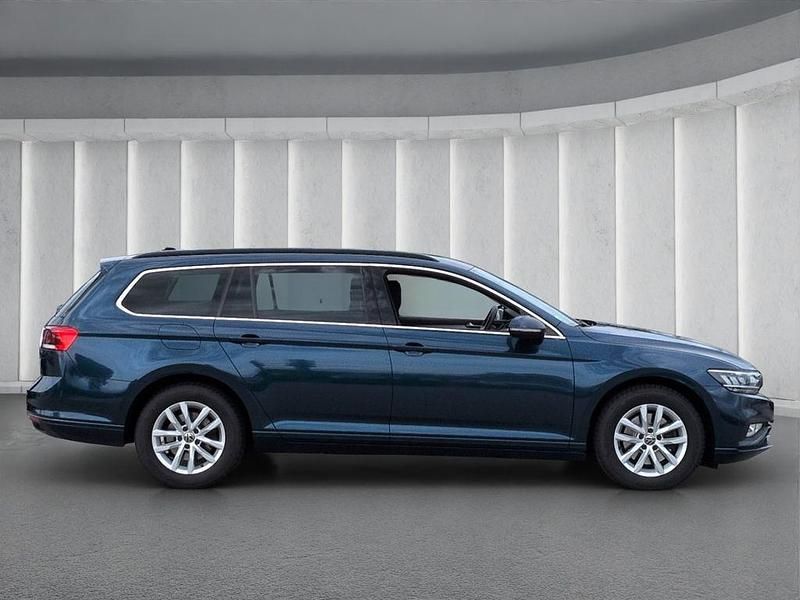 Gebraucht VW Passat R 150 PS (110 kW) 2023 Blau Kombi