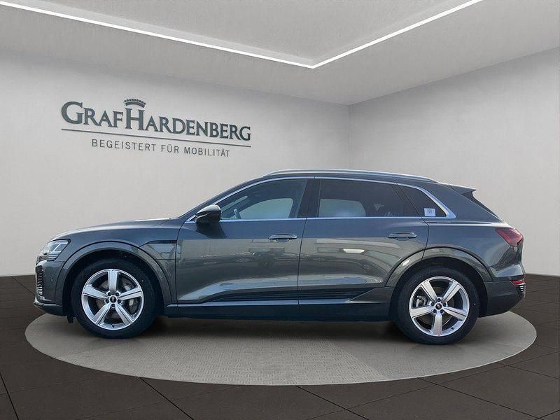 Gebraucht Audi Q8 e-tron S-Line 250 kW (340 PS) 2023 Daytonagrau perleffekt SUV