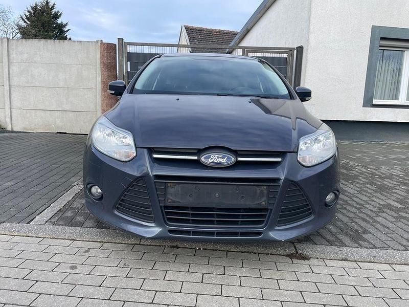 Gebraucht Ford Focus Ambiente 95 PS (69 kW) 2013 Blau Limousine
