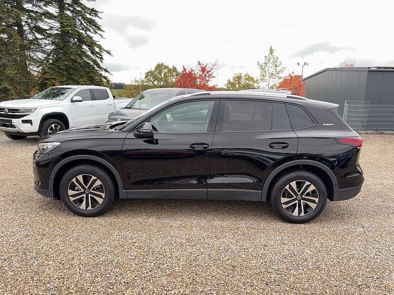 Neu VW Tiguan 150 PS (110 kW) 2026 Grenadillschwarz metallic SUV