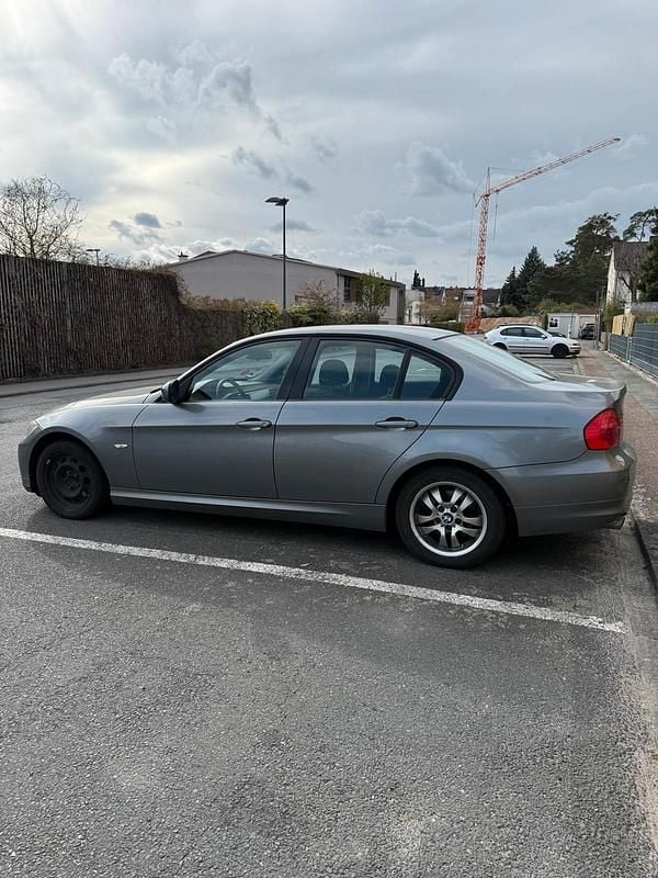 Gebraucht BMW 320 184 PS (135 kW) 2011 Grau Limousine
