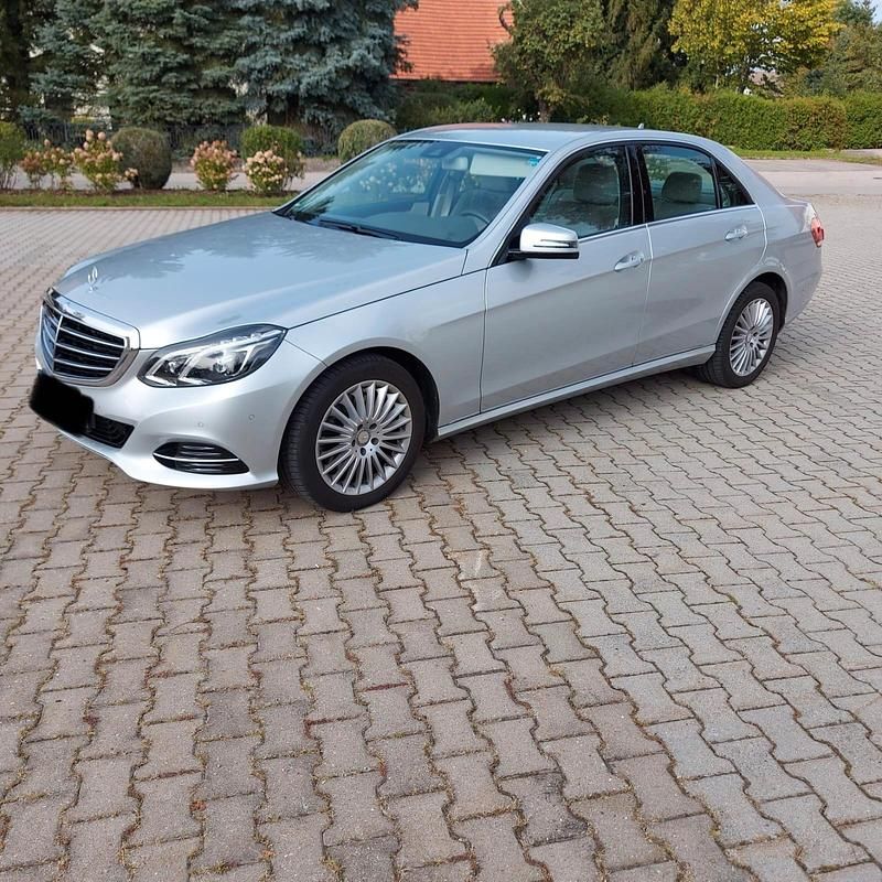 Silber Gebraucht 2015 Mercedes E250 Limousine | 23.950 € (Fairer Preis) - Bild 1/4