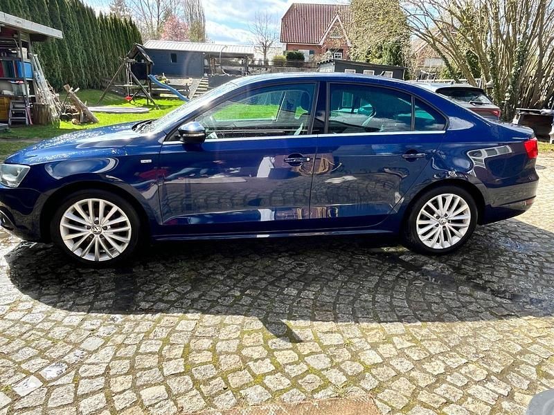 Gebraucht VW Jetta Life 122 PS (89 kW) 2012 Blau Limousine