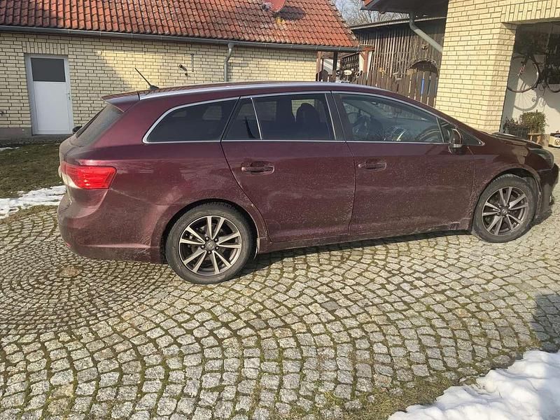 Gebraucht Toyota Avensis Multidrive S 147 PS (108 kW) 2012 Rot Kombi