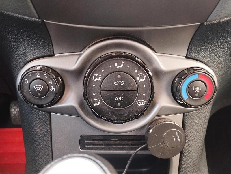 Gebraucht Ford Fiesta 60 PS (44 kW) 2010 Rot Kleinwagen