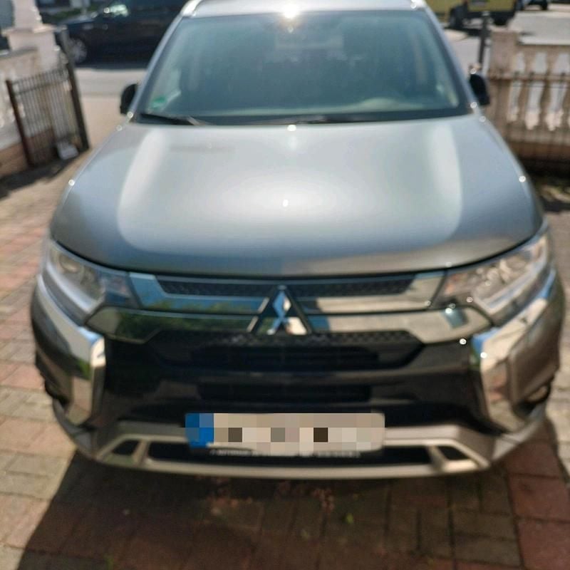 Grau Gebraucht 2021 Mitsubishi Outlander P-HEV SUV | 25.990 € (Fairer Preis) - Bild 1/4