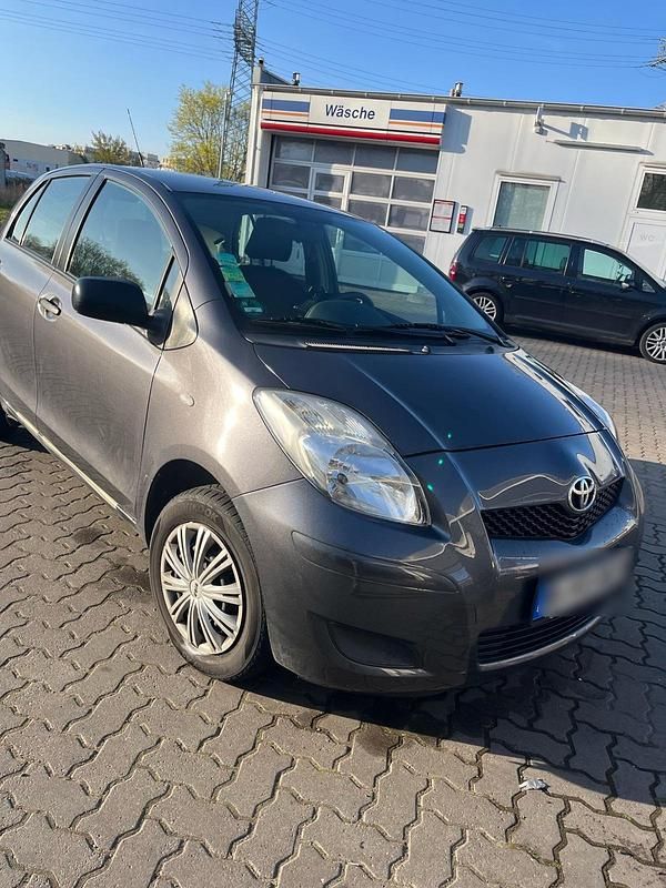 Silber Gebraucht 2009 Toyota Yaris Kleinwagen | 3.000 € (Fairer Preis) - Bild 1/4