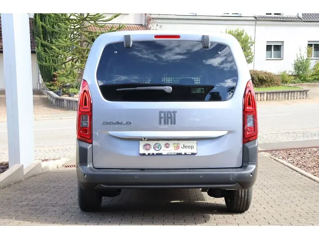 Neu Fiat Doblò Comfort 131 PS (96 kW) 2025 Grau Van / Kleinbus