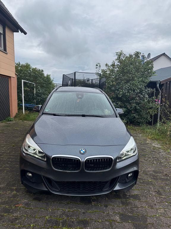 Grau Gebraucht 2016 BMW 220 Gran Tourer M Sport Van / Kleinbus | 12.100 € (Superpreis) - Bild 1/4