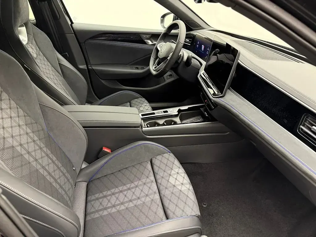Gebraucht VW Passat R-line 150 PS (110 kW) 2025 Schwarz Kombi