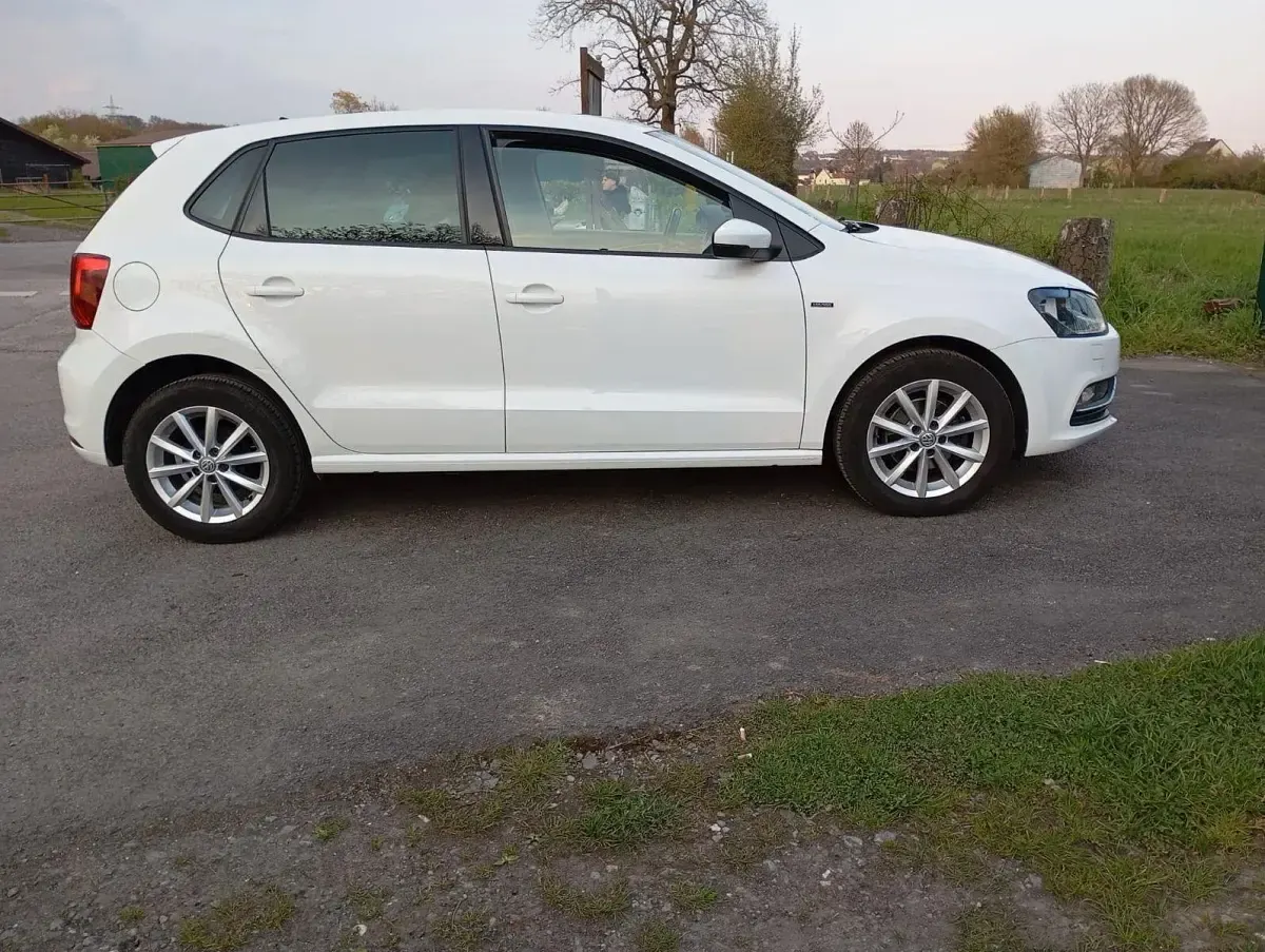 Gebraucht VW Polo LOUNGE 75 PS (55 kW) 2015 Weiß Limousine