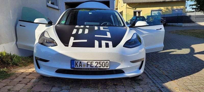 Weiß Gebraucht 2022 Tesla Model 3 Limousine | 32.900 € (Fairer Preis) - Bild 1/4