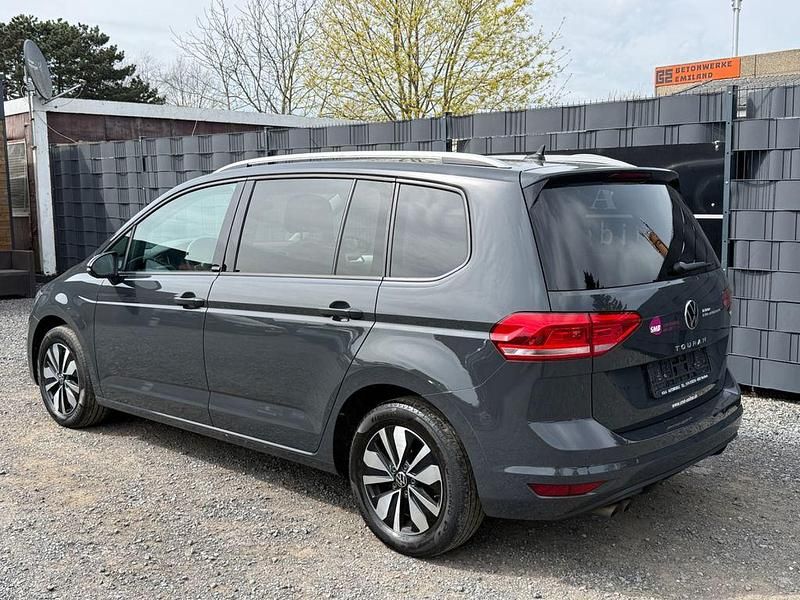 Gebraucht VW Touran Move 150 PS (110 kW) 2023 Gold Van / Kleinbus