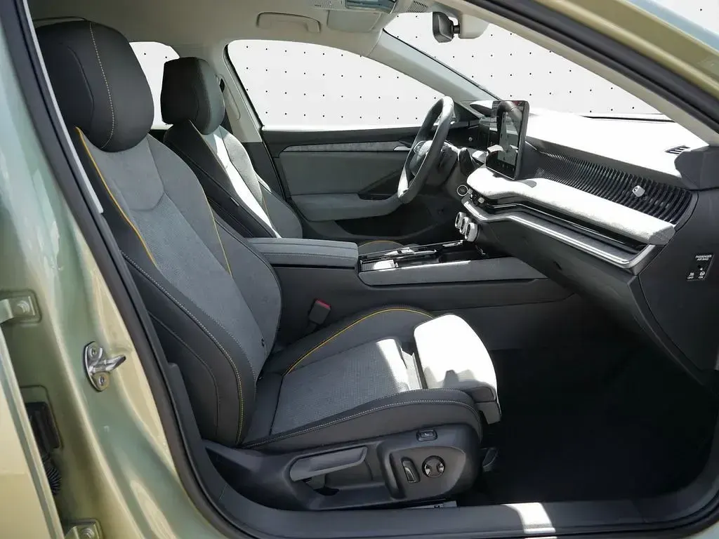 Gebraucht Skoda Superb Selection 193 PS (141 kW) 2025 Ice teabeige metallic Kombi