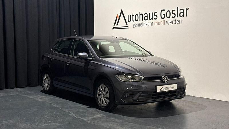 Grau Gebraucht 2023 VW Polo Life Limousine | 14.790 € (Superpreis) - Bild 1/4