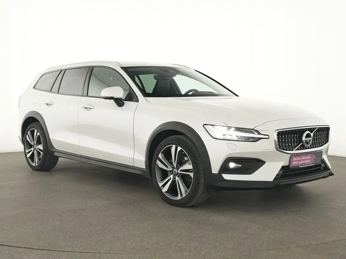 Gebraucht Volvo V60 CC Pro 250 PS (183 kW) 2022 Crystal white Kombi