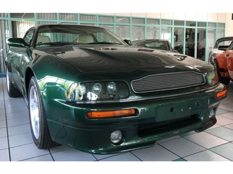 Grün (metallic) Gebraucht 1999 Aston Martin V8 Coupé | 100.000 € - Bild 1/4