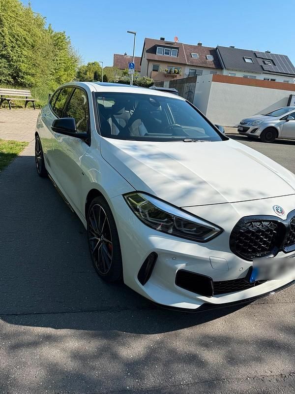 Weiß Gebraucht 2021 BMW M135 M Sport Kleinwagen | 29.900 € (Superpreis) - Bild 1/4