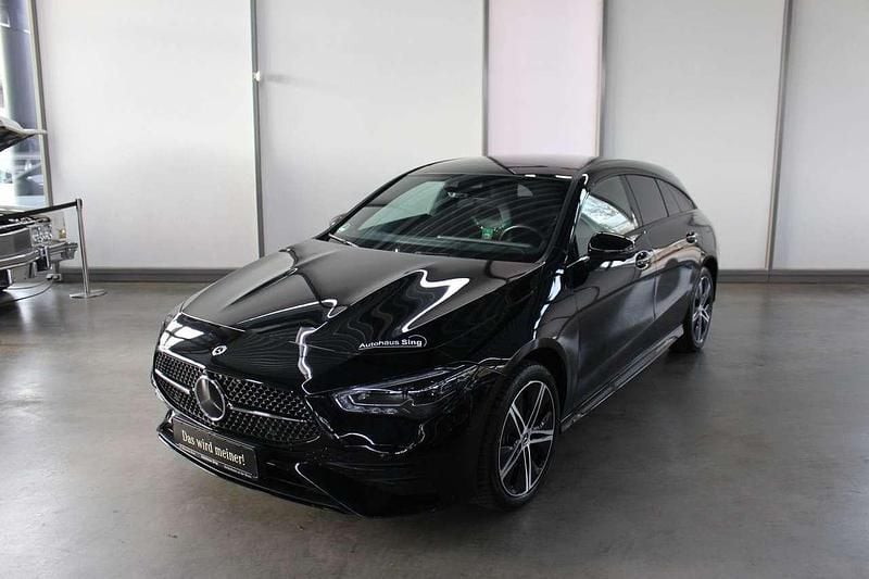 Metalliclack kosmosschwarz Gebraucht 2023 Mercedes CLA250e Shooting Brake AMG Line Premium Plus Kombi | 42.900 € - Bild 1/4