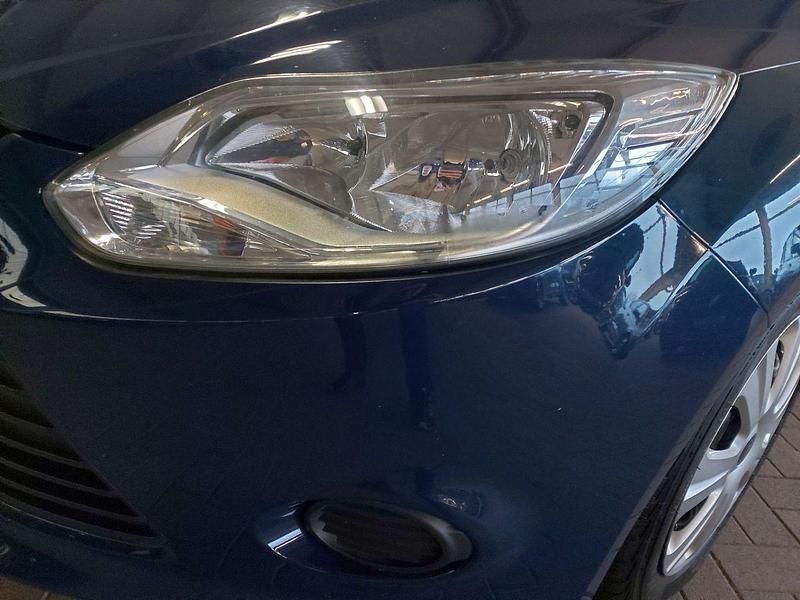 Gebraucht Ford Focus Ambiente 101 PS (74 kW) 2014 Blazerblau Kombi