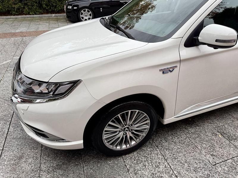 Gebraucht Mitsubishi Outlander P-HEV Plus 224 PS (164 kW) 2021 Weiß SUV