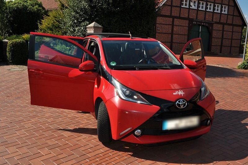 Rot Gebraucht 2015 Toyota Aygo X-wave Kleinwagen | 5.200 € (Guter Preis) - Bild 1/4