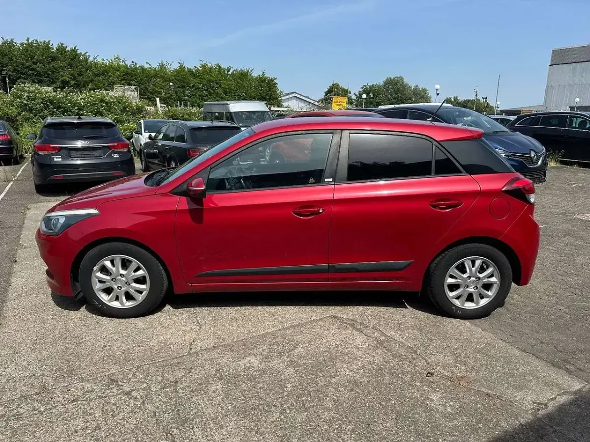 Gebraucht Hyundai i20 Classic 101 PS (74 kW) 2017 Rot Limousine